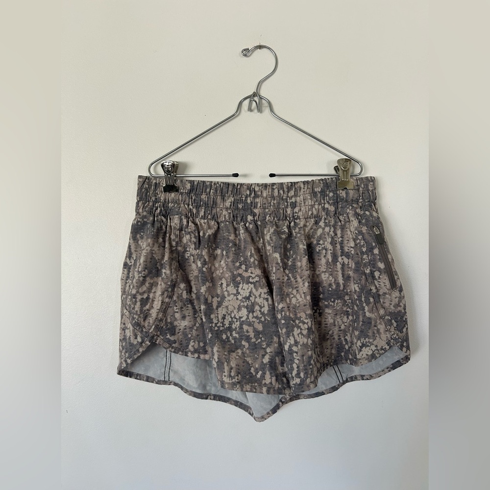 Lululemon 4” Tracker Shorts Gritstone white opal Size 12